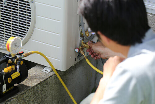 Refilling Aircond Gas